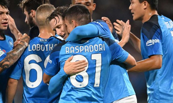 Napoli mposht Ajaxin dhe siguron kalimin tutje në Ligën e Kampionëve