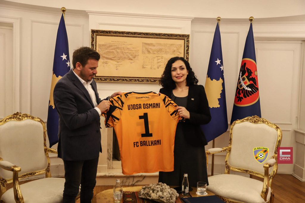 Presidentja Vjosa Osmani pret FC Ballkanin pas suksesit në garat ndërkombëtare