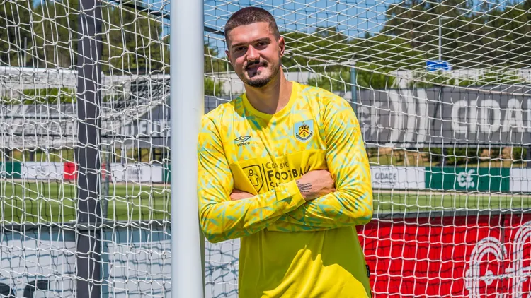 Portieri i Kosovës fiton me Burnleyn