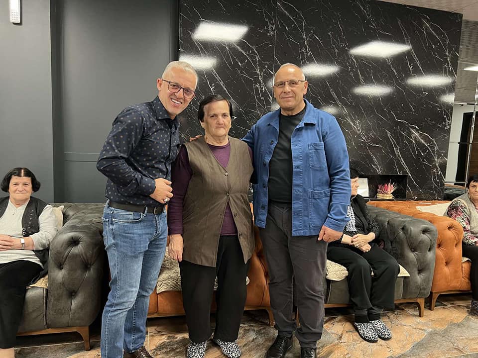 Agim Ademi qëndroi për vizitë te “Jetimat e Ballkanit”, takon të moshuarit