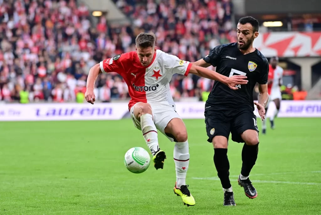 Ballkani – Slavia Praga, kompanitë e basteve e zgjedhin favoritin absolut