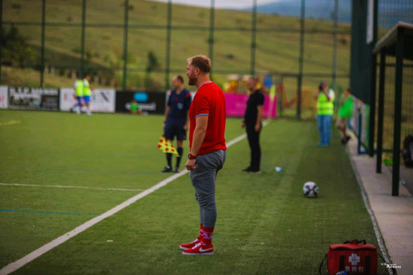 Suspendohet për katër ndeshje trajneri kosovar që mban “ligjërata” në TV për sjellje korrekte