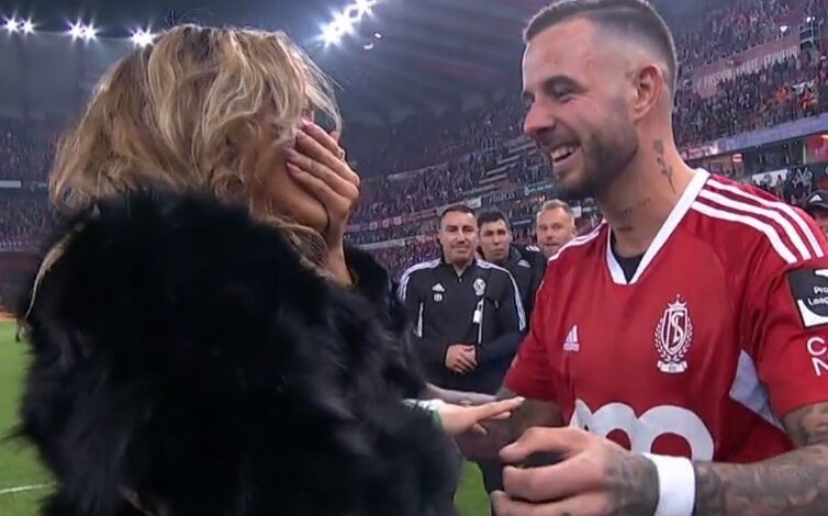 Propozimi për martesë, tifozët çmenden kur ajo thotë “po” (Video)