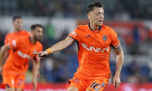 Ozil do të mungojë së paku tre muaj