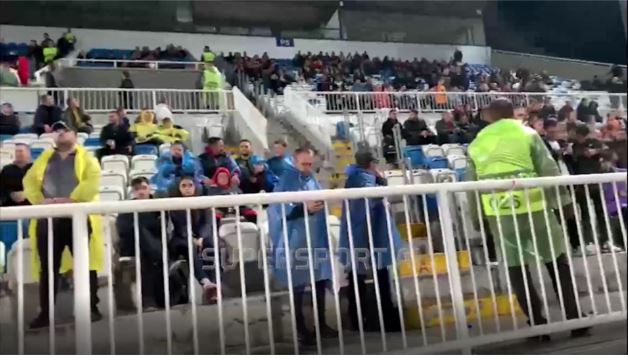 VIDEO| Tifozët sfidojnë shiun për Ballkanin, fillon të ndizet atmosfera në “Fadil Vokrri”