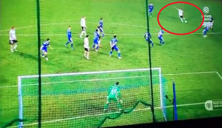 Lojtari shqiptar shënon gol të bukur në Poloni, shmang kundërshtarin dhe “bombardon” portën nga distanca