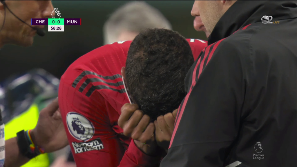 VIDEO Botërori në rrezik, lojtari Manchester United dëmtohet dhe lë fushën me lot në sy!