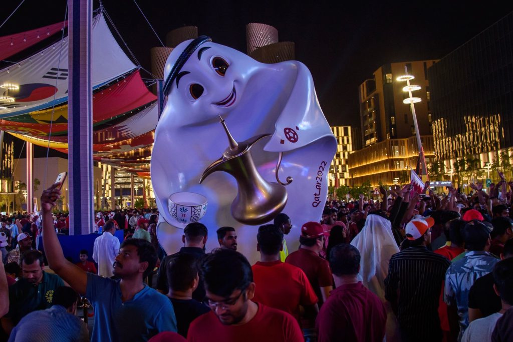 Skandal në Botëror: Futbollistët u grindën, dogjën dhe u shanë me familje pas ndeshjes