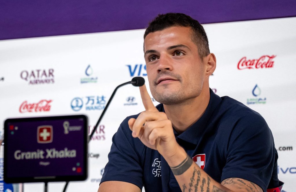 Granit Xhaka rrethohet nga gazetarët serbë, “Blick” zbulon reagimin e tij dhe prapaskenat tjera