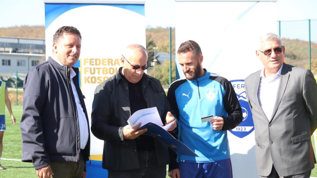 Agim Ademi në Ferizaj, pajisë sportistët me Policat e Sigurimeve