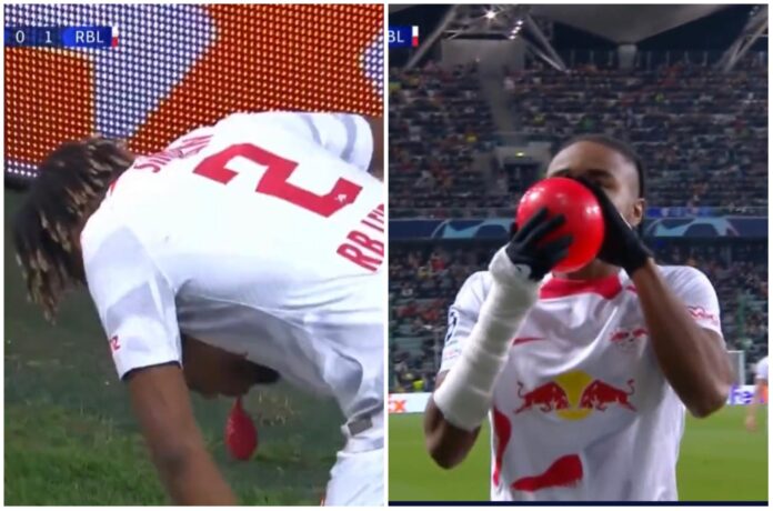 Hahaha| Nkunku mbante ballonin në çorape, pas golit e fryu dhe festoi me të!