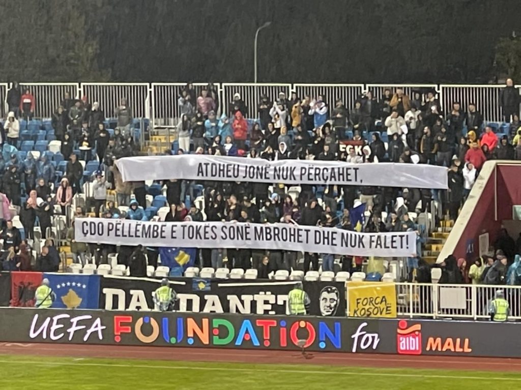 “Atdheu jonë nuk përçahet” – Mesazhi i fuqishëm i “Dardanëve” i shpalosur gjatë miqësores me Armeninë