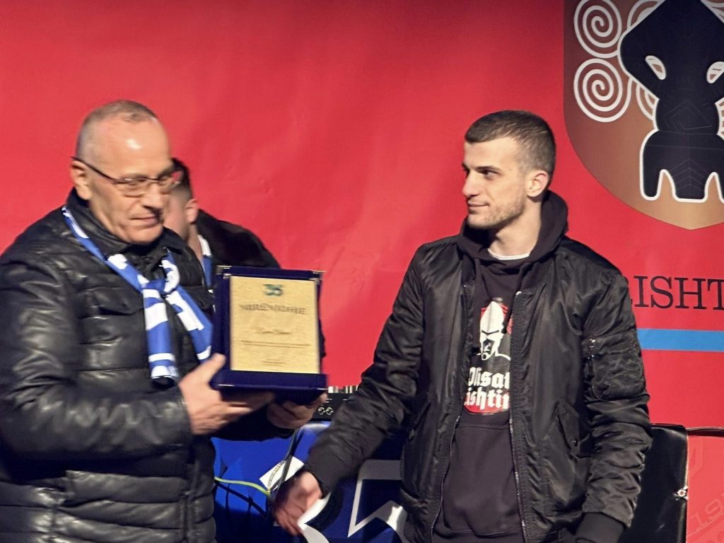 Agim Ademi në shesh feston me “Plisat” 28 Nëntorin dhe 35-vjetorin e themelimit e tifozëve kryeqytetas