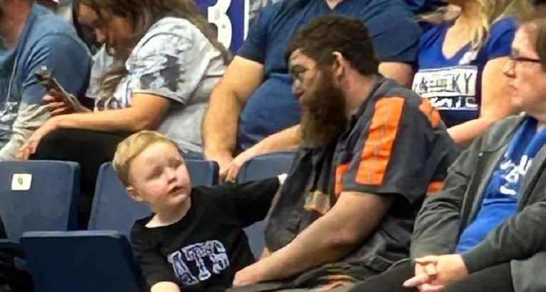 Babai minator që nuk ia prishi qejfin të birit duke e çuar në lojë ashtu siç ishte, po bën xhiron e botës