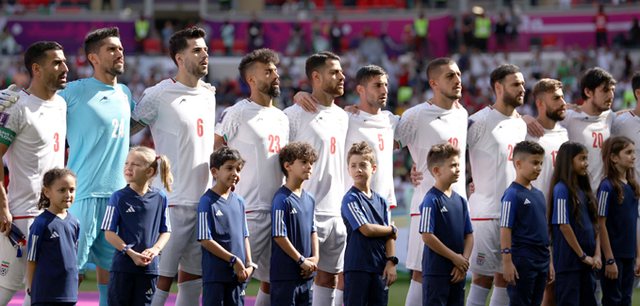 Më në fund, lojtarët e kombëtares së Iranit këndojnë himnin: lot në tribuna…