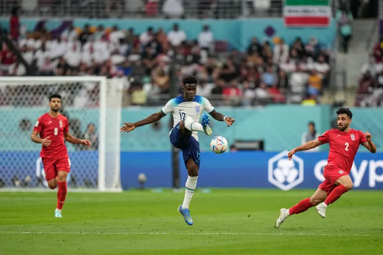 Saka dhuron “show” në mbrojtjen iraniane, Anglia katërfishon avantazhin (video)