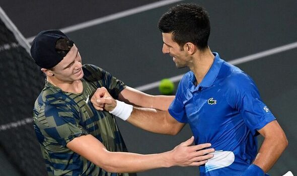 I riu Holger Rune e ‘gjunjëzon’ serbin Novak Gjokoviq, e mposht në finale të Paris Masters