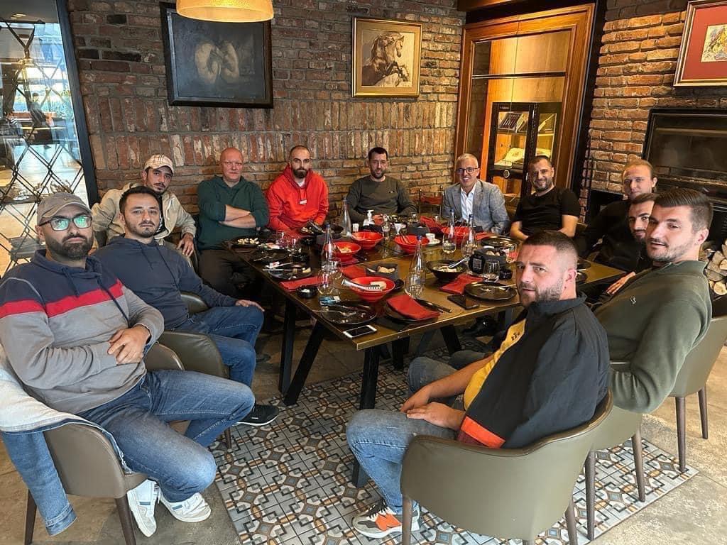 Pajtohen tifozët shqiptarë, “Shvercerat” dhe “Ballistët” shtrijnë dorën e pajtimit në Prekazin legjendar