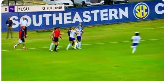 Te turpshme, ndeshja e futbollit të femrave kthehet në ring boksi