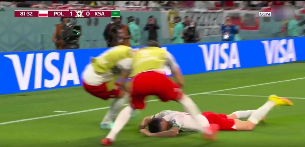 Lewandowski më në fund shënon golin e parë në Botëror, shpërthen në lot