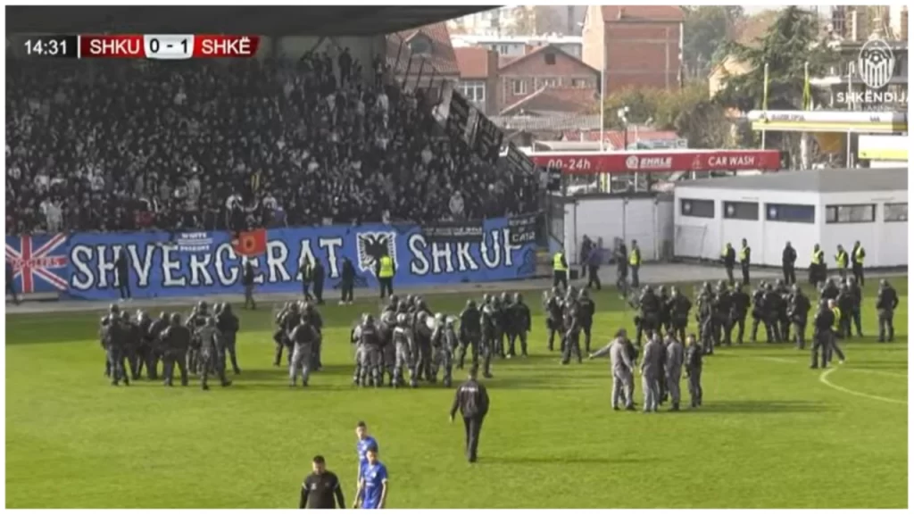 VIDEO/ Plas sherri në derbin shqiptar, “Shvercerat” sulmojnë lojtarët e Shkëndijës