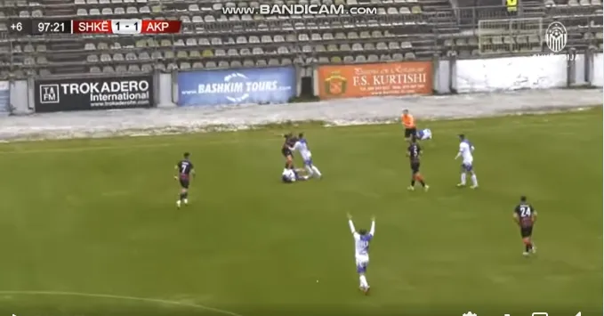 Sabir Bilali i Shkëndijës shkelmon lojtarin maqedon të Akademija Pandevit