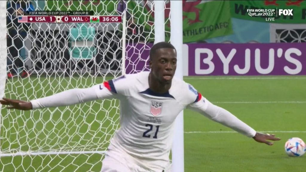 ShBA-ja agresive “thyen” Uellsin, kalon në avantazh