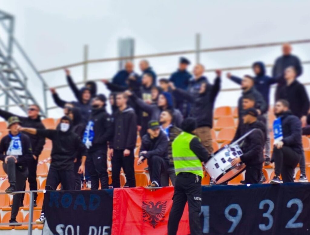 Legjendat “thumbojnë” Xhebrailat: Në vend se ta përkrahnin ekipin e tyre, gjuanin me gurë nga jashtë stadiumit