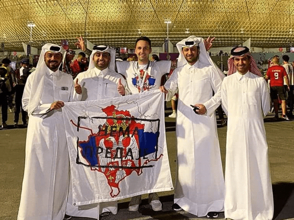 Skandaloze: Arabët i bashkohen thirrjeve shoviniste serbe – pozojnë me flamurin “nuk dorëzohemi”, ku harta e Kosovës ngjyroset me ngjyrat e Serbisë