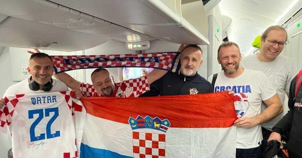 Tifozët kroatë nisin ta “pushtojnë” Katarin, arrin grupi i parë në Doha