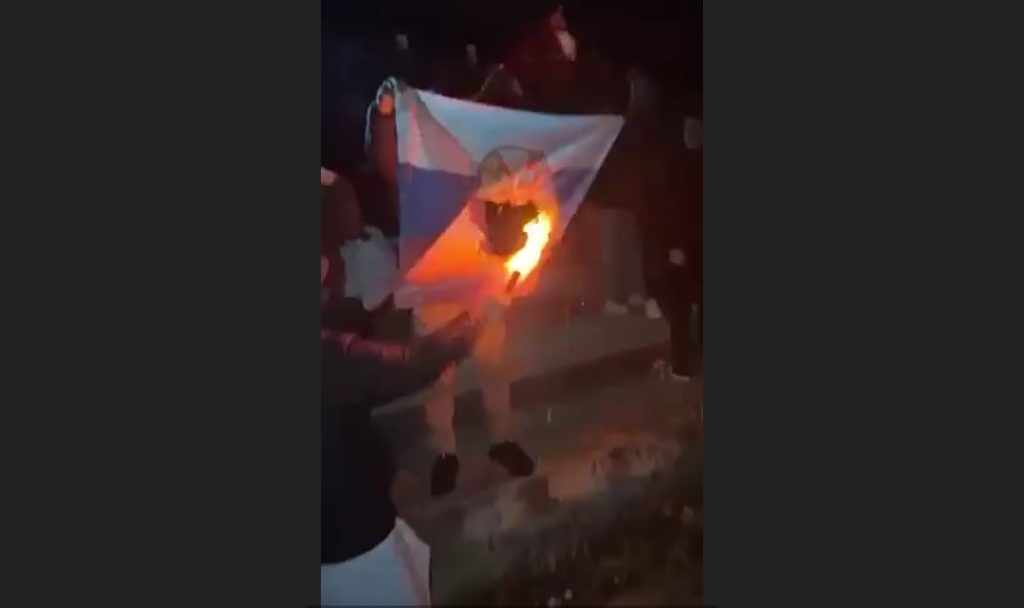 Një grup tifozësh djegin flamurin e Serbisë te Ura e Ibrit në Mitrovicë (VIDEO)