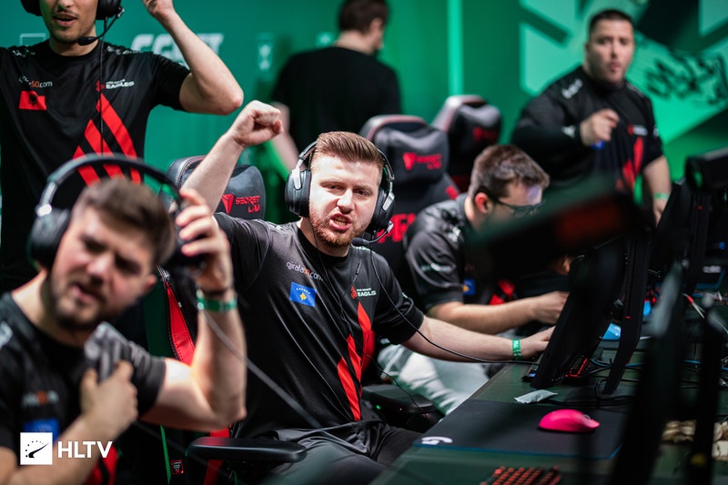 Ndeshja vendimtare e “Bad News Eagles” nis pas pak, këtu mund ta ndiqni