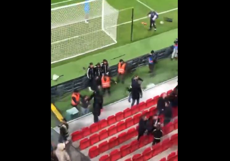 Përleshje mes tifozëve në stadium para miqësores Shqipëri – Itali, raportohet se janë përfshirë edhe “Plisat” (Video)