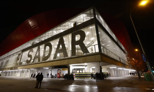 Tifozët e Barçës i therën tre persona me thikë, reagojnë ashpër të dy klubet