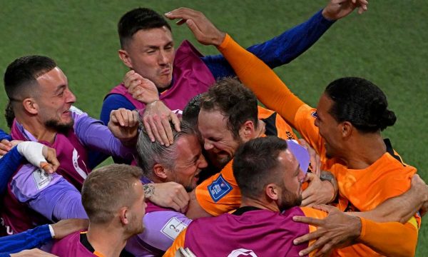 Holanda mposht SHBA-në dhe bëhet kombëtarja e parë që kalon në çerekfinale të Kupës së Botës