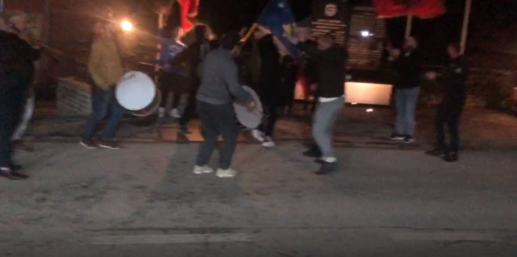 Boksieri llapjan mposhti serbin në Gjermani, të rinjtë e Shajkocit ia kërcasin valles (video)