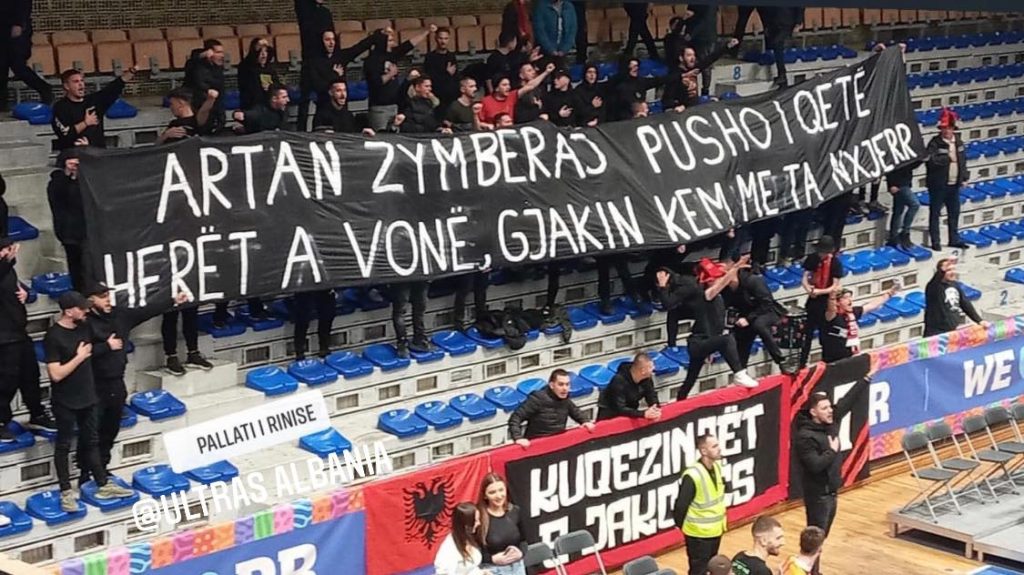 “Gjakun kem me nxjerr” – Tifozët e Vëllaznimit me mesazh për vdekjen e të riut kosovar në burgun serb