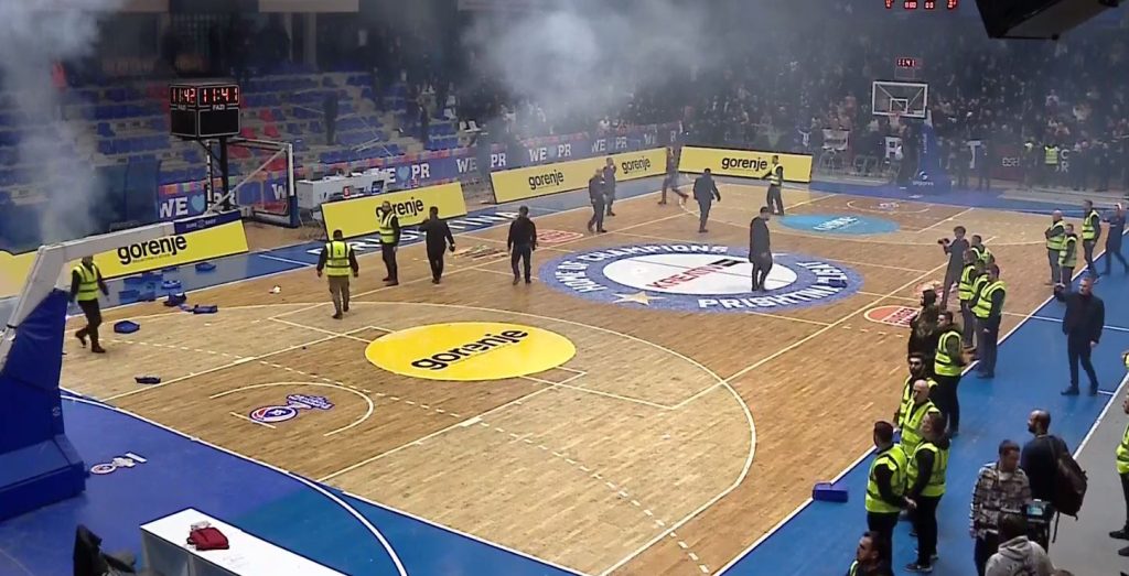 Lënduan katër zyrtarë policorë, arrestohen pesë persona për huliganizëm në ndeshjen Prishtina-Trepça