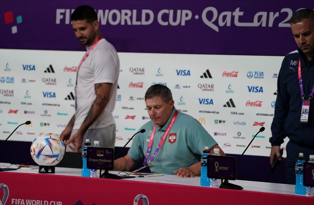 Gazetari polak poshtëron trajnerin e Serbisë, e pyet për mbështetjen që i japin Rusisë në luftën e Ukrainës