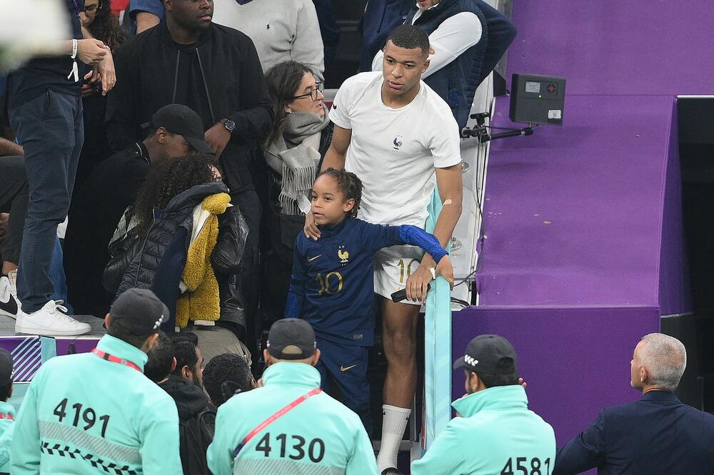 Nëna e Mbappes ngrit Parisin në Këmbë: Një foto ka dalë nga Katari që ka shkaktuar një stuhi të paparë