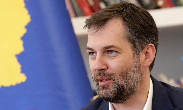 Ministri Çeku reagon pas incidenteve në finalen e Superkupës: Palestrat dhe fushat nuk janë për trimat, lëndimi i policëve është veprim i turpshëm