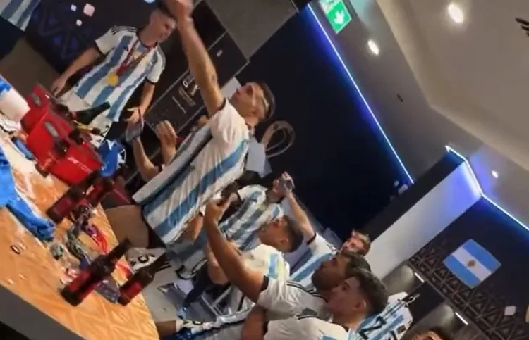 Martinez me kërkesë të veçantë gjatë festës në zhveshtore, tallet me Mbappen (video)