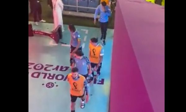 Cavani nuk i përmban nervat pas eliminimit, hedh në tokë ekranin e VAR