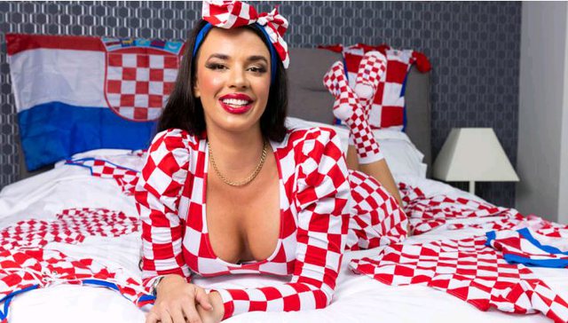 Një ditë në dhomën e hotelit të Missit kroat që po çmend dhe ‘destabilizon’ Katarin