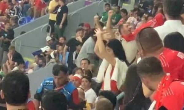 Tifozja kosovare që bëri shqiponjën në stadium gjatë ndeshjes Zvicër-Serbi: Nuk pranova të jap flamurin