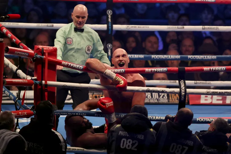 Fury nokauton Chisoran, mbron titullin WBC