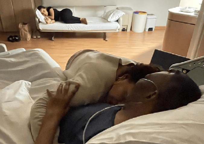 Vajza e Peles publikon një fotografi nga spitali: Edhe një natë bashkë