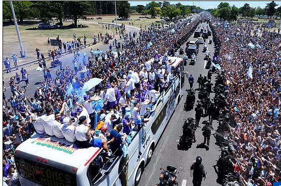 Kaos në festën e Argjentinës, një i vdekur dhe pesë në koma, lojtarët evakuohen me helikopter
