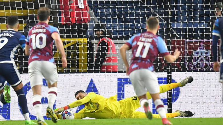 Aro Muric fantastik, pret penallti në fitoren e Burnleyt