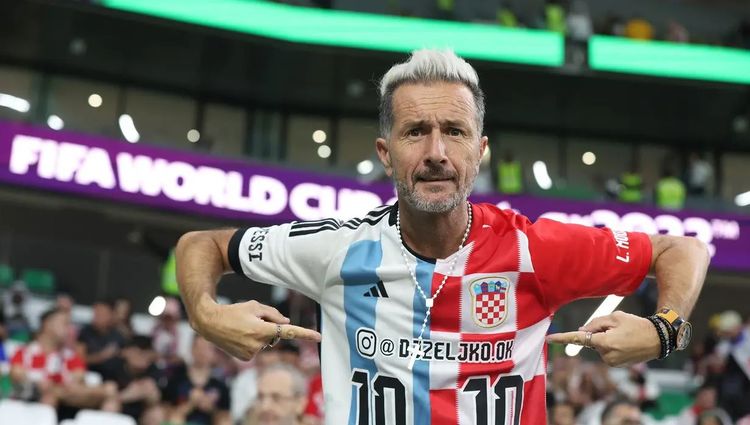 Tifozi i veçantë që bën tifo për dy gjysmëfinalistë